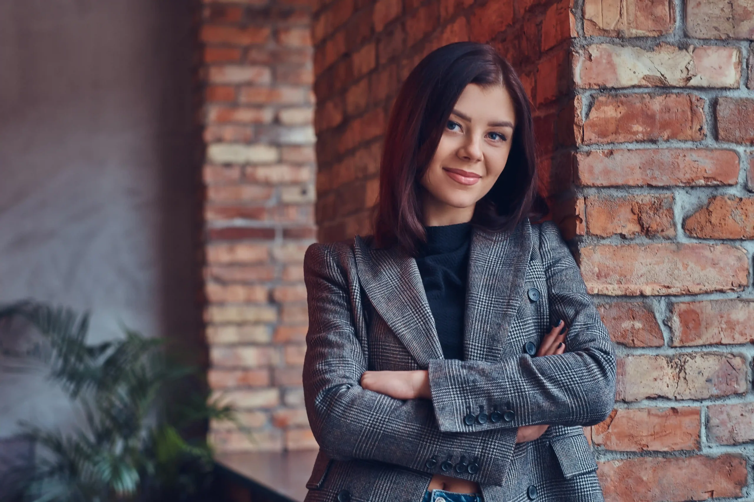 portrait-beauty-businesswoman-leaning-against-brick-wall (1)